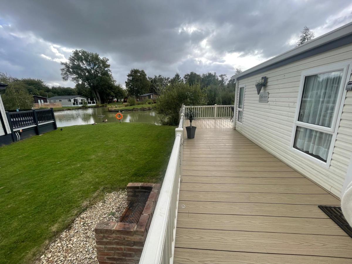 Luxury Lakeside Lodge L2 With Hot Tub Situated At Tattershall Lakes Country Park Exterior photo