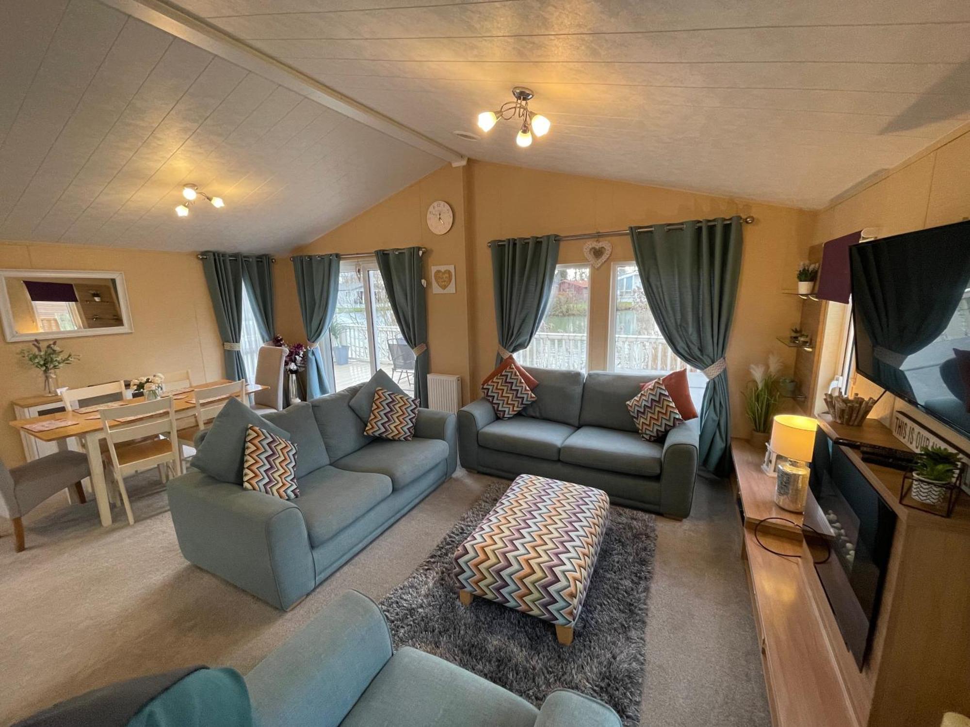 Luxury Lakeside Lodge L2 With Hot Tub Situated At Tattershall Lakes Country Park Exterior photo