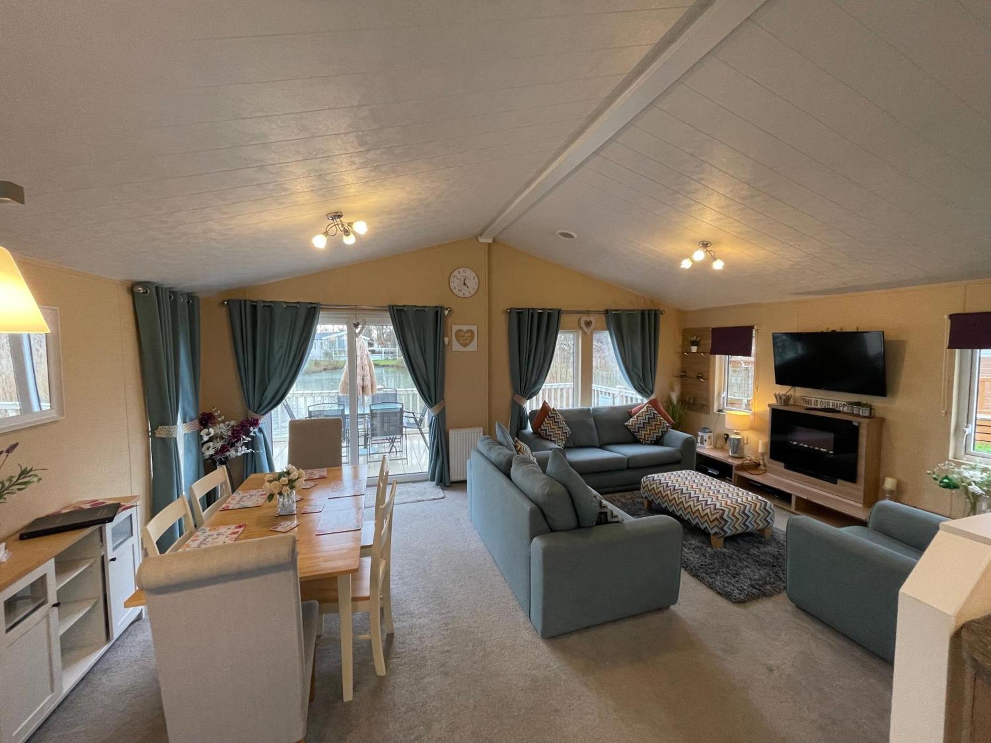 Luxury Lakeside Lodge L2 With Hot Tub Situated At Tattershall Lakes Country Park Exterior photo