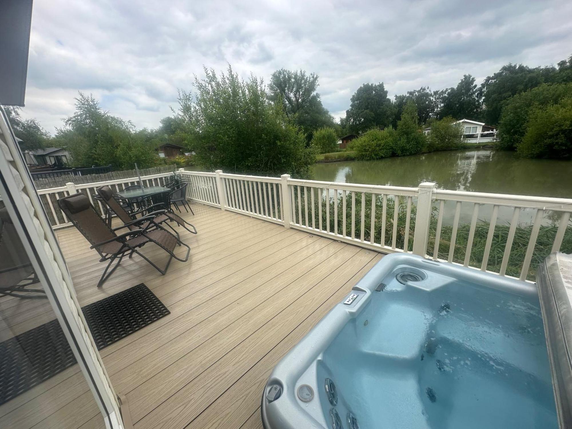 Luxury Lakeside Lodge L2 With Hot Tub Situated At Tattershall Lakes Country Park Exterior photo